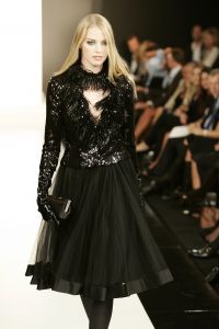 09-09-2006 SHOWBIZZ; MART VISSER COUTURE SHOW WINTER 2006-2007 HILTON AMSTERDAM. De talentvolle designer bracht weer een prachtrige couture show in het overvolle Hilton. Vele BNers waren weer aanwezig en iedereen was weer vol over hetgeen Mart Visser toonde.
foto: Albert den Iseger.