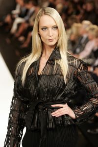 09-09-2006 SHOWBIZZ; MART VISSER COUTURE SHOW WINTER 2006-2007 HILTON AMSTERDAM. De talentvolle designer bracht weer een prachtrige couture show in het overvolle Hilton. Vele BNers waren weer aanwezig en iedereen was weer vol over hetgeen Mart Visser toonde.
foto: Albert den Iseger.