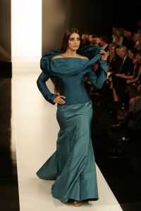 09-09-2006 SHOWBIZZ; MART VISSER COUTURE SHOW WINTER 2006-2007 HILTON AMSTERDAM. De talentvolle designer bracht weer een prachtrige couture show in het overvolle Hilton. Vele BNers waren weer aanwezig en iedereen was weer vol over hetgeen Mart Visser toonde.
foto: Albert den Iseger.
