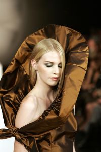 09-09-2006 SHOWBIZZ; MART VISSER COUTURE SHOW WINTER 2006-2007 HILTON AMSTERDAM. De talentvolle designer bracht weer een prachtrige couture show in het overvolle Hilton. Vele BNers waren weer aanwezig en iedereen was weer vol over hetgeen Mart Visser toonde.
foto: Albert den Iseger.