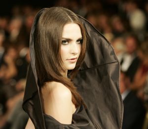 09-09-2006 SHOWBIZZ; MART VISSER COUTURE SHOW WINTER 2006-2007 HILTON AMSTERDAM. De talentvolle designer bracht weer een prachtrige couture show in het overvolle Hilton. Vele BNers waren weer aanwezig en iedereen was weer vol over hetgeen Mart Visser toonde.
foto: Albert den Iseger.