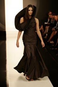 09-09-2006 SHOWBIZZ; MART VISSER COUTURE SHOW WINTER 2006-2007 HILTON AMSTERDAM. De talentvolle designer bracht weer een prachtrige couture show in het overvolle Hilton. Vele BNers waren weer aanwezig en iedereen was weer vol over hetgeen Mart Visser toonde.
foto: Albert den Iseger.