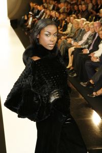 09-09-2006 SHOWBIZZ; MART VISSER COUTURE SHOW WINTER 2006-2007 HILTON AMSTERDAM. De talentvolle designer bracht weer een prachtrige couture show in het overvolle Hilton. Vele BNers waren weer aanwezig en iedereen was weer vol over hetgeen Mart Visser toonde.
foto: Albert den Iseger.
