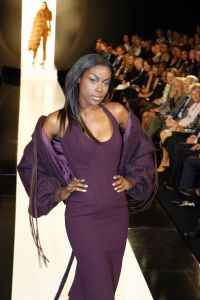 09-09-2006 SHOWBIZZ; MART VISSER COUTURE SHOW WINTER 2006-2007 HILTON AMSTERDAM. De talentvolle designer bracht weer een prachtrige couture show in het overvolle Hilton. Vele BNers waren weer aanwezig en iedereen was weer vol over hetgeen Mart Visser toonde.
foto: Albert den Iseger.