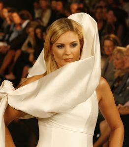 09-09-2006 SHOWBIZZ; MART VISSER COUTURE SHOW WINTER 2006-2007 HILTON AMSTERDAM. De talentvolle designer bracht weer een prachtrige couture show in het overvolle Hilton. Vele BNers waren weer aanwezig en iedereen was weer vol over hetgeen Mart Visser toonde.
foto: Albert den Iseger.