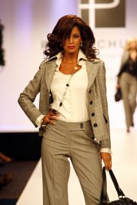 10-09-2006 SHOWBIZZ; PAUL SCHULTEN SHOWT WINTERCOLLECTIE 2006-2007. Paul Schulten showde 2 collecties namelijk de confectiecollectie zomer 2007 en daarnaast de couture winter collectie 2007. De sexy en glamorous getinte show  was er een die je van Paul Schulten mag verwachten. Het publiek genoot ervan en het applaus hield maar niet op na de show.
foto; Albert den Iseger.