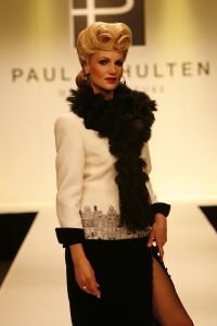 10-09-2006 SHOWBIZZ; PAUL SCHULTEN SHOWT WINTERCOLLECTIE 2006-2007. Paul Schulten showde 2 collecties namelijk de confectiecollectie zomer 2007 en daarnaast de couture winter collectie 2007. De sexy en glamorous getinte show  was er een die je van Paul Schulten mag verwachten. Het publiek genoot ervan en het applaus hield maar niet op na de show.
foto; Albert den Iseger.
