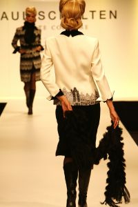 10-09-2006 SHOWBIZZ; PAUL SCHULTEN SHOWT WINTERCOLLECTIE 2006-2007. Paul Schulten showde 2 collecties namelijk de confectiecollectie zomer 2007 en daarnaast de couture winter collectie 2007. De sexy en glamorous getinte show  was er een die je van Paul Schulten mag verwachten. Het publiek genoot ervan en het applaus hield maar niet op na de show.
foto; Albert den Iseger.