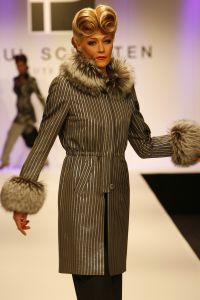 10-09-2006 SHOWBIZZ; PAUL SCHULTEN SHOWT WINTERCOLLECTIE 2006-2007. Paul Schulten showde 2 collecties namelijk de confectiecollectie zomer 2007 en daarnaast de couture winter collectie 2007. De sexy en glamorous getinte show  was er een die je van Paul Schulten mag verwachten. Het publiek genoot ervan en het applaus hield maar niet op na de show.
foto; Albert den Iseger.