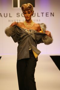 10-09-2006 SHOWBIZZ; PAUL SCHULTEN SHOWT WINTERCOLLECTIE 2006-2007. Paul Schulten showde 2 collecties namelijk de confectiecollectie zomer 2007 en daarnaast de couture winter collectie 2007. De sexy en glamorous getinte show  was er een die je van Paul Schulten mag verwachten. Het publiek genoot ervan en het applaus hield maar niet op na de show.
foto; Albert den Iseger.