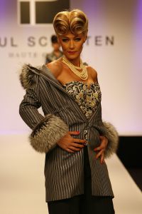 10-09-2006 SHOWBIZZ; PAUL SCHULTEN SHOWT WINTERCOLLECTIE 2006-2007. Paul Schulten showde 2 collecties namelijk de confectiecollectie zomer 2007 en daarnaast de couture winter collectie 2007. De sexy en glamorous getinte show  was er een die je van Paul Schulten mag verwachten. Het publiek genoot ervan en het applaus hield maar niet op na de show.
foto; Albert den Iseger.