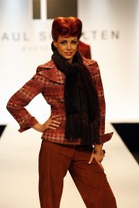 10-09-2006 SHOWBIZZ; PAUL SCHULTEN SHOWT WINTERCOLLECTIE 2006-2007. Paul Schulten showde 2 collecties namelijk de confectiecollectie zomer 2007 en daarnaast de couture winter collectie 2007. De sexy en glamorous getinte show  was er een die je van Paul Schulten mag verwachten. Het publiek genoot ervan en het applaus hield maar niet op na de show.
foto; Albert den Iseger.