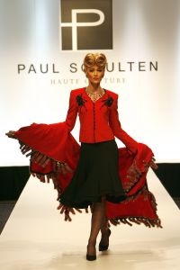 10-09-2006 SHOWBIZZ; PAUL SCHULTEN SHOWT WINTERCOLLECTIE 2006-2007. Paul Schulten showde 2 collecties namelijk de confectiecollectie zomer 2007 en daarnaast de couture winter collectie 2007. De sexy en glamorous getinte show  was er een die je van Paul Schulten mag verwachten. Het publiek genoot ervan en het applaus hield maar niet op na de show.
foto; Albert den Iseger.