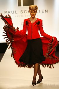 10-09-2006 SHOWBIZZ; PAUL SCHULTEN SHOWT WINTERCOLLECTIE 2006-2007. Paul Schulten showde 2 collecties namelijk de confectiecollectie zomer 2007 en daarnaast de couture winter collectie 2007. De sexy en glamorous getinte show  was er een die je van Paul Schulten mag verwachten. Het publiek genoot ervan en het applaus hield maar niet op na de show.
foto; Albert den Iseger.