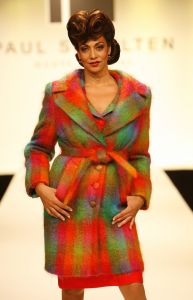 10-09-2006 SHOWBIZZ; PAUL SCHULTEN SHOWT WINTERCOLLECTIE 2006-2007. Paul Schulten showde 2 collecties namelijk de confectiecollectie zomer 2007 en daarnaast de couture winter collectie 2007. De sexy en glamorous getinte show  was er een die je van Paul Schulten mag verwachten. Het publiek genoot ervan en het applaus hield maar niet op na de show.
foto; Albert den Iseger.