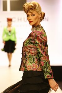 10-09-2006 SHOWBIZZ; PAUL SCHULTEN SHOWT WINTERCOLLECTIE 2006-2007. Paul Schulten showde 2 collecties namelijk de confectiecollectie zomer 2007 en daarnaast de couture winter collectie 2007. De sexy en glamorous getinte show  was er een die je van Paul Schulten mag verwachten. Het publiek genoot ervan en het applaus hield maar niet op na de show.
foto; Albert den Iseger.