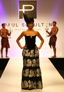 10-09-2006 SHOWBIZZ; PAUL SCHULTEN SHOWT WINTERCOLLECTIE 2006-2007. Paul Schulten showde 2 collecties namelijk de confectiecollectie zomer 2007 en daarnaast de couture winter collectie 2007. De sexy en glamorous getinte show  was er een die je van Paul Schulten mag verwachten. Het publiek genoot ervan en het applaus hield maar niet op na de show.
foto; Albert den Iseger.