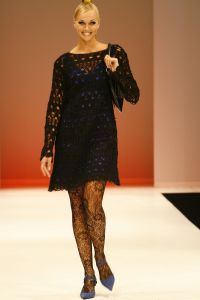 18-09-2006 SHOWBIZZ; SHEILA DE VRIES EN EEN JOINT VENTURE MET L OREAL TESAMEN OP DE CATWALK. De show voerde de naam Sheila de Vries, de collectie droeg kwaliteit uit met verfrissende kleuren waaronder veel de andere kleur zwart namelijk blauw.De prachtige show was voor de eerste keer in de Hotels van Oranje te Noordwijk.Wederom veel bewondering voor Sheila de Vries en haar team. Ook vandaag veel lovende woorden in de Nederlandese Media over de show van Sheila. 
foto: Albert den Iseger