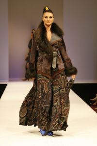 18-09-2006 SHOWBIZZ; SHEILA DE VRIES EN EEN JOINT VENTURE MET L OREAL TESAMEN OP DE CATWALK. De show voerde de naam Sheila de Vries, de collectie droeg kwaliteit uit met verfrissende kleuren waaronder veel de andere kleur zwart namelijk blauw.De prachtige show was voor de eerste keer in de Hotels van Oranje te Noordwijk.Wederom veel bewondering voor Sheila de Vries en haar team. Ook vandaag veel lovende woorden in de Nederlandese Media over de show van Sheila. 
foto: Albert den Iseger