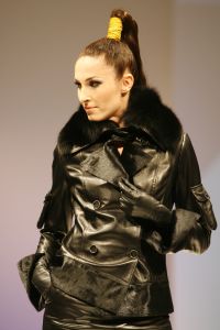 18-09-2006 SHOWBIZZ; SHEILA DE VRIES EN EEN JOINT VENTURE MET L OREAL TESAMEN OP DE CATWALK. De show voerde de naam Sheila de Vries, de collectie droeg kwaliteit uit met verfrissende kleuren waaronder veel de andere kleur zwart namelijk blauw.De prachtige show was voor de eerste keer in de Hotels van Oranje te Noordwijk.Wederom veel bewondering voor Sheila de Vries en haar team. Ook vandaag veel lovende woorden in de Nederlandese Media over de show van Sheila. 
foto: Albert den Iseger