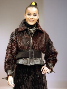 18-09-2006 SHOWBIZZ; SHEILA DE VRIES EN EEN JOINT VENTURE MET L OREAL TESAMEN OP DE CATWALK. De show voerde de naam Sheila de Vries, de collectie droeg kwaliteit uit met verfrissende kleuren waaronder veel de andere kleur zwart namelijk blauw.De prachtige show was voor de eerste keer in de Hotels van Oranje te Noordwijk.Wederom veel bewondering voor Sheila de Vries en haar team. Ook vandaag veel lovende woorden in de Nederlandese Media over de show van Sheila. 
foto: Albert den Iseger