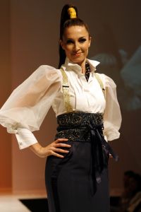 18-09-2006 SHOWBIZZ; SHEILA DE VRIES EN EEN JOINT VENTURE MET L OREAL TESAMEN OP DE CATWALK. De show voerde de naam Sheila de Vries, de collectie droeg kwaliteit uit met verfrissende kleuren waaronder veel de andere kleur zwart namelijk blauw.De prachtige show was voor de eerste keer in de Hotels van Oranje te Noordwijk.Wederom veel bewondering voor Sheila de Vries en haar team. Ook vandaag veel lovende woorden in de Nederlandese Media over de show van Sheila. 
foto: Albert den Iseger