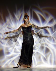 18-09-2006 SHOWBIZZ; SHEILA DE VRIES EN EEN JOINT VENTURE MET L OREAL TESAMEN OP DE CATWALK. De show voerde de naam Sheila de Vries, de collectie droeg kwaliteit uit met verfrissende kleuren waaronder veel de andere kleur zwart namelijk blauw.De prachtige show was voor de eerste keer in de Hotels van Oranje te Noordwijk.Wederom veel bewondering voor Sheila de Vries en haar team. Ook vandaag veel lovende woorden in de Nederlandese Media over de show van Sheila. 
foto: Albert den Iseger