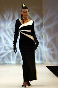18-09-2006 SHOWBIZZ; SHEILA DE VRIES EN EEN JOINT VENTURE MET L OREAL TESAMEN OP DE CATWALK. De show voerde de naam Sheila de Vries, de collectie droeg kwaliteit uit met verfrissende kleuren waaronder veel de andere kleur zwart namelijk blauw.De prachtige show was voor de eerste keer in de Hotels van Oranje te Noordwijk.Wederom veel bewondering voor Sheila de Vries en haar team. Ook vandaag veel lovende woorden in de Nederlandese Media over de show van Sheila. 
foto: Albert den Iseger
