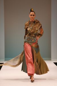 18-09-2006 SHOWBIZZ; SHEILA DE VRIES EN EEN JOINT VENTURE MET L OREAL TESAMEN OP DE CATWALK. De show voerde de naam Sheila de Vries, de collectie droeg kwaliteit uit met verfrissende kleuren waaronder veel de andere kleur zwart namelijk blauw.De prachtige show was voor de eerste keer in de Hotels van Oranje te Noordwijk.Wederom veel bewondering voor Sheila de Vries en haar team. Ook vandaag veel lovende woorden in de Nederlandese Media over de show van Sheila. 
foto: Albert den Iseger