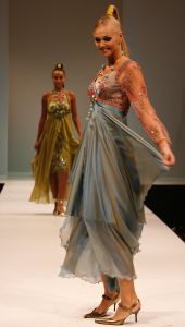 18-09-2006 SHOWBIZZ; SHEILA DE VRIES EN EEN JOINT VENTURE MET L OREAL TESAMEN OP DE CATWALK. De show voerde de naam Sheila de Vries, de collectie droeg kwaliteit uit met verfrissende kleuren waaronder veel de andere kleur zwart namelijk blauw.De prachtige show was voor de eerste keer in de Hotels van Oranje te Noordwijk.Wederom veel bewondering voor Sheila de Vries en haar team. Ook vandaag veel lovende woorden in de Nederlandese Media over de show van Sheila. 
foto: Albert den Iseger