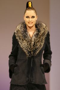 18-09-2006 SHOWBIZZ; SHEILA DE VRIES EN EEN JOINT VENTURE MET L OREAL TESAMEN OP DE CATWALK. De show voerde de naam Sheila de Vries, de collectie droeg kwaliteit uit met verfrissende kleuren waaronder veel de andere kleur zwart namelijk blauw.De prachtige show was voor de eerste keer in de Hotels van Oranje te Noordwijk.Wederom veel bewondering voor Sheila de Vries en haar team. Ook vandaag veel lovende woorden in de Nederlandese Media over de show van Sheila.
foto: Albert den Iseger