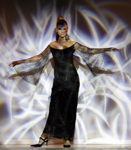 18-09-2006 SHOWBIZZ; SHEILA DE VRIES EN EEN JOINT VENTURE MET L OREAL TESAMEN OP DE CATWALK. De show voerde de naam Sheila de Vries, de collectie droeg kwaliteit uit met verfrissende kleuren waaronder veel de andere kleur zwart namelijk blauw.De prachtige show was voor de eerste keer in de Hotels van Oranje te Noordwijk.Wederom veel bewondering voor Sheila de Vries en haar team. Ook vandaag veel lovende woorden in de Nederlandese Media over de show van Sheila. 
foto: Albert den Iseger