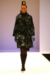 18-09-2006 SHOWBIZZ; SHEILA DE VRIES EN EEN JOINT VENTURE MET L OREAL TESAMEN OP DE CATWALK. De show voerde de naam Sheila de Vries, de collectie droeg kwaliteit uit met verfrissende kleuren waaronder veel de andere kleur zwart namelijk blauw.De prachtige show was voor de eerste keer in de Hotels van Oranje te Noordwijk.Wederom veel bewondering voor Sheila de Vries en haar team. Ook vandaag veel lovende woorden in de Nederlandese Media over de show van Sheila.
foto: Albert den Iseger