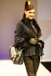 18-09-2006 SHOWBIZZ; SHEILA DE VRIES EN EEN JOINT VENTURE MET L OREAL TESAMEN OP DE CATWALK. De show voerde de naam Sheila de Vries, de collectie droeg kwaliteit uit met verfrissende kleuren waaronder veel de andere kleur zwart namelijk blauw.De prachtige show was voor de eerste keer in de Hotels van Oranje te Noordwijk.Wederom veel bewondering voor Sheila de Vries en haar team. Ook vandaag veel lovende woorden in de Nederlandese Media over de show van Sheila.
foto: Albert den Iseger
