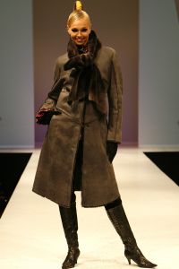 18-09-2006 SHOWBIZZ; SHEILA DE VRIES EN EEN JOINT VENTURE MET L OREAL TESAMEN OP DE CATWALK. De show voerde de naam Sheila de Vries, de collectie droeg kwaliteit uit met verfrissende kleuren waaronder veel de andere kleur zwart namelijk blauw.De prachtige show was voor de eerste keer in de Hotels van Oranje te Noordwijk.Wederom veel bewondering voor Sheila de Vries en haar team. Ook vandaag veel lovende woorden in de Nederlandese Media over de show van Sheila.
foto: Albert den Iseger