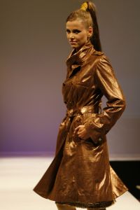 18-09-2006 SHOWBIZZ; SHEILA DE VRIES EN EEN JOINT VENTURE MET L OREAL TESAMEN OP DE CATWALK. De show voerde de naam Sheila de Vries, de collectie droeg kwaliteit uit met verfrissende kleuren waaronder veel de andere kleur zwart namelijk blauw.De prachtige show was voor de eerste keer in de Hotels van Oranje te Noordwijk.Wederom veel bewondering voor Sheila de Vries en haar team. Ook vandaag veel lovende woorden in de Nederlandese Media over de show van Sheila.
foto: Albert den Iseger