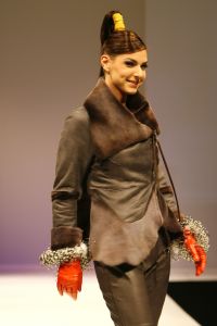 18-09-2006 SHOWBIZZ; SHEILA DE VRIES EN EEN JOINT VENTURE MET L OREAL TESAMEN OP DE CATWALK. De show voerde de naam Sheila de Vries, de collectie droeg kwaliteit uit met verfrissende kleuren waaronder veel de andere kleur zwart namelijk blauw.De prachtige show was voor de eerste keer in de Hotels van Oranje te Noordwijk.Wederom veel bewondering voor Sheila de Vries en haar team. Ook vandaag veel lovende woorden in de Nederlandese Media over de show van Sheila.
foto: Albert den Iseger
