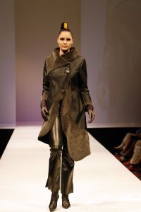 18-09-2006 SHOWBIZZ; SHEILA DE VRIES EN EEN JOINT VENTURE MET L OREAL TESAMEN OP DE CATWALK. De show voerde de naam Sheila de Vries, de collectie droeg kwaliteit uit met verfrissende kleuren waaronder veel de andere kleur zwart namelijk blauw.De prachtige show was voor de eerste keer in de Hotels van Oranje te Noordwijk.Wederom veel bewondering voor Sheila de Vries en haar team. Ook vandaag veel lovende woorden in de Nederlandese Media over de show van Sheila.
foto: Albert den Iseger