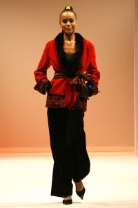 18-09-2006 SHOWBIZZ; SHEILA DE VRIES EN EEN JOINT VENTURE MET L OREAL TESAMEN OP DE CATWALK. De show voerde de naam Sheila de Vries, de collectie droeg kwaliteit uit met verfrissende kleuren waaronder veel de andere kleur zwart namelijk blauw.De prachtige show was voor de eerste keer in de Hotels van Oranje te Noordwijk.Wederom veel bewondering voor Sheila de Vries en haar team. Ook vandaag veel lovende woorden in de Nederlandese Media over de show van Sheila.
foto: Albert den Iseger