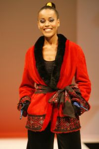 18-09-2006 SHOWBIZZ; SHEILA DE VRIES EN EEN JOINT VENTURE MET L OREAL TESAMEN OP DE CATWALK. De show voerde de naam Sheila de Vries, de collectie droeg kwaliteit uit met verfrissende kleuren waaronder veel de andere kleur zwart namelijk blauw.De prachtige show was voor de eerste keer in de Hotels van Oranje te Noordwijk.Wederom veel bewondering voor Sheila de Vries en haar team. Ook vandaag veel lovende woorden in de Nederlandese Media over de show van Sheila.
foto: Albert den Iseger