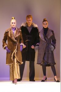 18-09-2006 SHOWBIZZ; SHEILA DE VRIES EN EEN JOINT VENTURE MET L OREAL TESAMEN OP DE CATWALK. De show voerde de naam Sheila de Vries, de collectie droeg kwaliteit uit met verfrissende kleuren waaronder veel de andere kleur zwart namelijk blauw.De prachtige show was voor de eerste keer in de Hotels van Oranje te Noordwijk.Wederom veel bewondering voor Sheila de Vries en haar team. Ook vandaag veel lovende woorden in de Nederlandese Media over de show van Sheila.
foto: Albert den Iseger