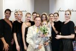 11-09-2006 SHOWBIZZ; FRANS MOLENAAR WEER MOOI EN VERRASSEND. De grootmeester van de haute couture in Nederland was weer verrassend en smaakvol. De mode van Molenaar was er een met strakke lijnen en geen gefrommel met stofjes of lintjes.Een creatie van Molenaar is het geld dik waard zo zei en liefhebster.Vele vips waren weer aanwezig in het te drukke Amstel hotel die eens moet gaan nadenken over een goed werkende airco. De show was top en na de show was de bitterbal natuurlijk geen verrassing meer. Frans Molenaar still going very strong.
foto: Albert den Iseger.