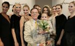 11-09-2006 SHOWBIZZ; FRANS MOLENAAR WEER MOOI EN VERRASSEND. De grootmeester van de haute couture in Nederland was weer verrassend en smaakvol. De mode van Molenaar was er een met strakke lijnen en geen gefrommel met stofjes of lintjes.Een creatie van Molenaar is het geld dik waard zo zei en liefhebster.Vele vips waren weer aanwezig in het te drukke Amstel hotel die eens moet gaan nadenken over een goed werkende airco. De show was top en na de show was de bitterbal natuurlijk geen verrassing meer. Frans Molenaar still going very strong.
foto: Albert den Iseger.
