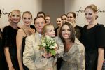 11-09-2006 SHOWBIZZ; FRANS MOLENAAR WEER MOOI EN VERRASSEND. De grootmeester van de haute couture in Nederland was weer verrassend en smaakvol. De mode van Molenaar was er een met strakke lijnen en geen gefrommel met stofjes of lintjes.Een creatie van Molenaar is het geld dik waard zo zei en liefhebster.Vele vips waren weer aanwezig in het te drukke Amstel hotel die eens moet gaan nadenken over een goed werkende airco. De show was top en na de show was de bitterbal natuurlijk geen verrassing meer. Frans Molenaar still going very strong.
foto: Albert den Iseger.