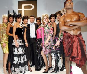 10-09-2006 SHOWBIZZ; PAUL SCHULTEN SHOWT WINTERCOLLECTIE 2006-2007. Paul Schulten showde 2 collecties namelijk de confectiecollectie zomer 2007 en daarnaast de couture winter collectie 2007. De sexy en glamorous getinte show  was er een die je van Paul Schulten mag verwachten. Het publiek genoot ervan en het applaus hield maar niet op na de show.
foto; Albert den Iseger.
