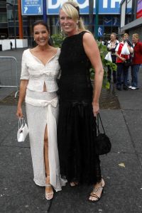 02-09-2006 SHOWBIZZ; KONINKLIJK AMSTERDAM DINER 2006. Heel ingetogen begon de veertiende editie van het jaarlijkse Amsterdam Diner voor aidsbestrijding in de volgepakte Heineken Music Hall.Maar op het einde swngde het als nooit tevoren.Meer dan 1200 gasten genoten van muziek,eten en drinken.
foto: Albert den Iseger.