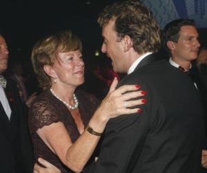 04-09-2006 SHOWBIZZ; VEERTIENDE EDITIE VAN AMSTERDAM DINER VOOR AIDSBESTRIJDING. Het was dit keer een Koninklijk Amsterdam Diner daar Prinses Mabel en Prins Friso aanwezig waren en zich kostelijk vermaakten tussen de vele gasten. De 1300 gasten genoten van veel life muziek van o.a.Angela Groothuizen,Ronnie Tober,Vulcano,Denise Jannah,Sandra Reemer, Liesbeth List en Ramses Shaffy en uit Amerika The Gibson Brothers.De avond begon met een emotioneel op treden van Ramses Shaffy die iedereen kippevel bezorgde. Robert Weyhenke de initiatiefnemer  van dit gala  kan terug kijken op een zeer geslaagde avond met een opbrengst van 460.000 euro voor de bestrijding van aids. Vele prominente gasten waren de gehele avond aanwezig namelijk: Boris Dittrich-Estelle Gullit-Tom Westenmeijer-Mart Visser-Frans Molenaar-Addy van den Krommenacker-Marisa Polin-Hans Hoogervorst-Ans en Sigrid Markus-Frits Wester-Leotien Borsato en Leco van Zadelhoff-Neelie Smit Kroes-Barbara de Loor-Jan Driessen-Mark Rutte-Tineke Verburg-Evert Santegoeds-Michiel en Pauline Mol-Ed Nijpels-John Jaakke-Ada Kok- Joop Wijn en natuurlijk Prins Friso en Prinses Mabel die maar niet genoeg konden krijgen van alle aandacht en genoten daarvan ook met volle teugen. Al met al een zeer geslaagde avond voor het goede doel.
foto: Albert den Iseger.