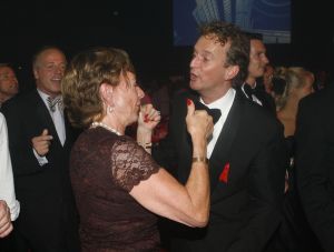 04-09-2006 SHOWBIZZ; VEERTIENDE EDITIE VAN AMSTERDAM DINER VOOR AIDSBESTRIJDING. Het was dit keer een Koninklijk Amsterdam Diner daar Prinses Mabel en Prins Friso aanwezig waren en zich kostelijk vermaakten tussen de vele gasten. De 1300 gasten genoten van veel life muziek van o.a.Angela Groothuizen,Ronnie Tober,Vulcano,Denise Jannah,Sandra Reemer, Liesbeth List en Ramses Shaffy en uit Amerika The Gibson Brothers.De avond begon met een emotioneel op treden van Ramses Shaffy die iedereen kippevel bezorgde. Robert Weyhenke de initiatiefnemer  van dit gala  kan terug kijken op een zeer geslaagde avond met een opbrengst van 460.000 euro voor de bestrijding van aids. Vele prominente gasten waren de gehele avond aanwezig namelijk: Boris Dittrich-Estelle Gullit-Tom Westenmeijer-Mart Visser-Frans Molenaar-Addy van den Krommenacker-Marisa Polin-Hans Hoogervorst-Ans en Sigrid Markus-Frits Wester-Leotien Borsato en Leco van Zadelhoff-Neelie Smit Kroes-Barbara de Loor-Jan Driessen-Mark Rutte-Tineke Verburg-Evert Santegoeds-Michiel en Pauline Mol-Ed Nijpels-John Jaakke-Ada Kok- Joop Wijn en natuurlijk Prins Friso en Prinses Mabel die maar niet genoeg konden krijgen van alle aandacht en genoten daarvan ook met volle teugen. Al met al een zeer geslaagde avond voor het goede doel.
foto: Albert den Iseger.