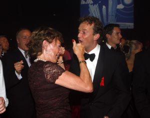 04-09-2006 SHOWBIZZ; VEERTIENDE EDITIE VAN AMSTERDAM DINER VOOR AIDSBESTRIJDING. Het was dit keer een Koninklijk Amsterdam Diner daar Prinses Mabel en Prins Friso aanwezig waren en zich kostelijk vermaakten tussen de vele gasten. De 1300 gasten genoten van veel life muziek van o.a.Angela Groothuizen,Ronnie Tober,Vulcano,Denise Jannah,Sandra Reemer, Liesbeth List en Ramses Shaffy en uit Amerika The Gibson Brothers.De avond begon met een emotioneel op treden van Ramses Shaffy die iedereen kippevel bezorgde. Robert Weyhenke de initiatiefnemer  van dit gala  kan terug kijken op een zeer geslaagde avond met een opbrengst van 460.000 euro voor de bestrijding van aids. Vele prominente gasten waren de gehele avond aanwezig namelijk: Boris Dittrich-Estelle Gullit-Tom Westenmeijer-Mart Visser-Frans Molenaar-Addy van den Krommenacker-Marisa Polin-Hans Hoogervorst-Ans en Sigrid Markus-Frits Wester-Leotien Borsato en Leco van Zadelhoff-Neelie Smit Kroes-Barbara de Loor-Jan Driessen-Mark Rutte-Tineke Verburg-Evert Santegoeds-Michiel en Pauline Mol-Ed Nijpels-John Jaakke-Ada Kok- Joop Wijn en natuurlijk Prins Friso en Prinses Mabel die maar niet genoeg konden krijgen van alle aandacht en genoten daarvan ook met volle teugen. Al met al een zeer geslaagde avond voor het goede doel.
foto: Albert den Iseger.