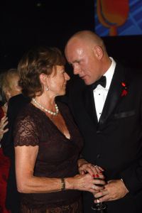 04-09-2006 SHOWBIZZ; VEERTIENDE EDITIE VAN AMSTERDAM DINER VOOR AIDSBESTRIJDING. Het was dit keer een Koninklijk Amsterdam Diner daar Prinses Mabel en Prins Friso aanwezig waren en zich kostelijk vermaakten tussen de vele gasten. De 1300 gasten genoten van veel life muziek van o.a.Angela Groothuizen,Ronnie Tober,Vulcano,Denise Jannah,Sandra Reemer, Liesbeth List en Ramses Shaffy en uit Amerika The Gibson Brothers.De avond begon met een emotioneel op treden van Ramses Shaffy die iedereen kippevel bezorgde. Robert Weyhenke de initiatiefnemer  van dit gala  kan terug kijken op een zeer geslaagde avond met een opbrengst van 460.000 euro voor de bestrijding van aids. Vele prominente gasten waren de gehele avond aanwezig namelijk: Boris Dittrich-Estelle Gullit-Tom Westenmeijer-Mart Visser-Frans Molenaar-Addy van den Krommenacker-Marisa Polin-Hans Hoogervorst-Ans en Sigrid Markus-Frits Wester-Leotien Borsato en Leco van Zadelhoff-Neelie Smit Kroes-Barbara de Loor-Jan Driessen-Mark Rutte-Tineke Verburg-Evert Santegoeds-Michiel en Pauline Mol-Ed Nijpels-John Jaakke-Ada Kok- Joop Wijn en natuurlijk Prins Friso en Prinses Mabel die maar niet genoeg konden krijgen van alle aandacht en genoten daarvan ook met volle teugen. Al met al een zeer geslaagde avond voor het goede doel.
foto: Albert den Iseger.